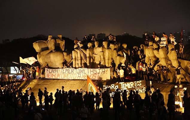 Manifestantes finalizam protesto contra o governo do presidente Michel Temer no monumento s Bandeiras, no Ibirapuera, zona sul de SP