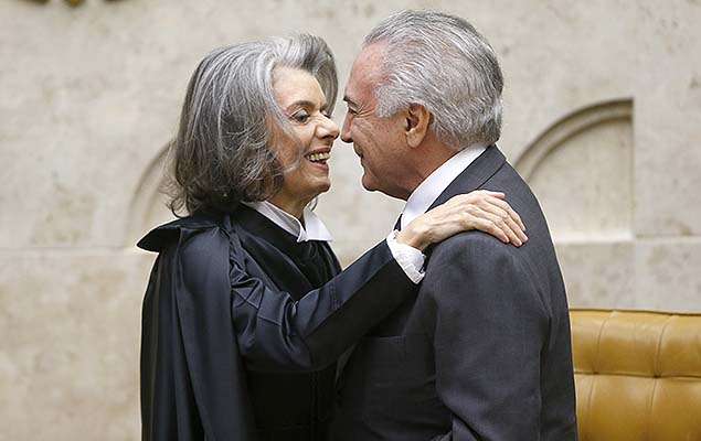 Carmen Lcia cumprimenta Michel Temer na cerimnia de posse como presidente do STF