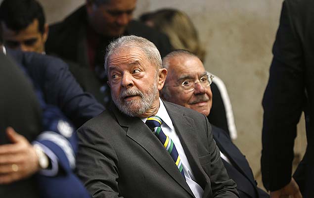 Os ex-presidentes Lula (e) e José Sarney na cerimônia de posse da ministra Cármen Lúcia na presidência do STF, em Brasília (DF)