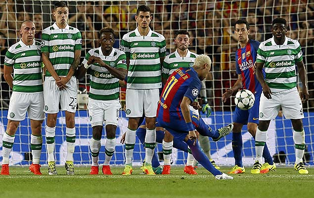 O brasileiro Neymar, do Barcelona, cobra falta durante a partida contra o Celtic, pela fase de grupos da Liga dos Campees, no Camp Nou