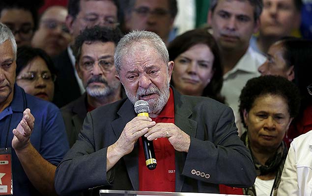 O ex-presidente Lula (PT) se emociona durante pronunciamento  imprensa em resposta  denncia feita pelo MPF contra ele, em So Paulo