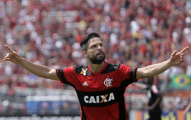 Diego comemora gol na partida entre Flamengo e Figueirense, no Pacaembu