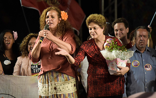 A candidata do PC do B  Prefeitura do Rio, Jandira Feghali, participa de comcio de campanha com a participao da ex-presidente Dilma Rousseff, na Cinelndia