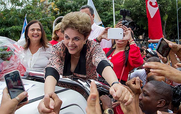 A ex-presidente Dilma Rousseff (PT) participa de carreata com a candidata  Prefeitura de Salvador, Alice Portugal (PCdoB), nesta quinta-feira 