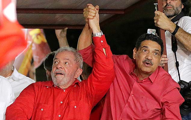 Lula e o candidato a prefeito do Recife, Joo Paulo, participam de carreata nesta quinta-feira (22)