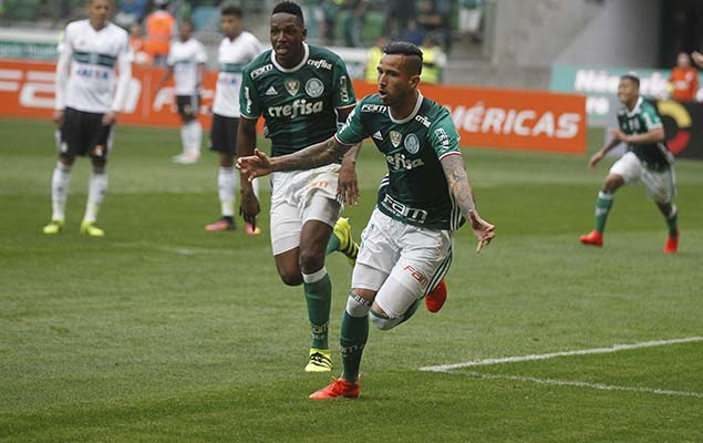 Leandro Pereira comemora seu gol na vitria do Palmeiras sobre o Coritiba, por 2 a 1, pela 27 rodada do Brasileiro, no Allianz Parque