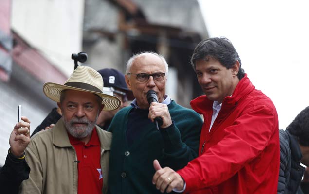 O ex-senador Eduardo Suplicy participa de comício com Lula e Fernando Haddad em São Paulo