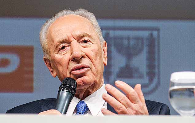 Morreu na noite desta tera-feira (27), aos 93 anos, o ex-presidente e ex-primeiro-ministro israelense Shimon Peres. Ele havia sido internado no dia 13, aps sofrer um AVC (acidente vascular cerebral). Peres foi um dos ganhadores do Nobel de 1994 pelos chamados Acordos de Paz de Oslo, concludos com Yitzhak Rabin e Yasser Arafat. Na foto de 12 de novembro de 2009 o ento primeiro-ministro de Israel Shimon Perez participa de evento no encontro Brasil-Israel em So Paulo.