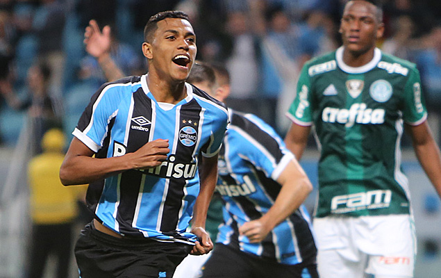 Pedro Rocha, do Grmio, comemora seu gol na vitria sobre o Palmeiras, por 2 a 1, na Arena Grmio, pela Copa do Brasil