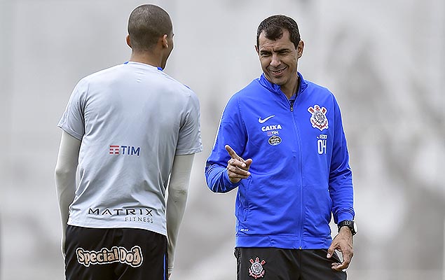Fbio Carille (d) comanda treino do Corinthians no CT Joaquim Grava, zona leste, antes da partida contra o Botafogo, pelo Brasileiro
