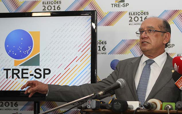O ministro do STF e presidente do TSE, Gilmar Mendes, concede entrevista para falar sobre as Eleições 2016, no TRE-SP, neste domingo (2)