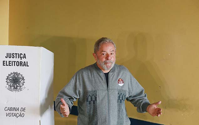 O ex-presidente Lula aps votar na Escola Joo Firmino, em So Bernardo do Campo, na Grande So Paulo, na manh deste domingo (2)