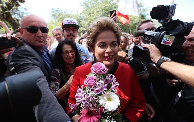 A ex-presidente Dilma recebe flores após votar no colégio Estadual Santos Dumont, em Porto Alegre (RS)