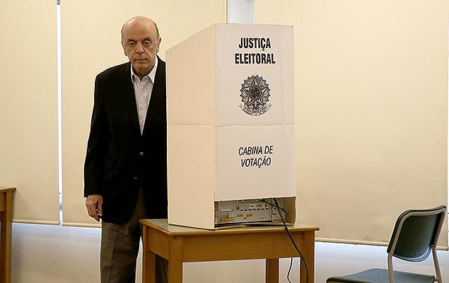Ministro das Relações Exteriores, José Serra (PSDB-SP), vota no Colégio Santa Cruz, em Alto de Pinheiros (zona oeste de SP), neste domingo 