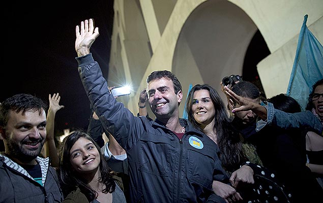 Marcelo Freixo (PSOL) acena para a militncia na chegada aos Arcos da Lapa; o deputado disputa o 2 turno Marcelo Crivella (PRB) 