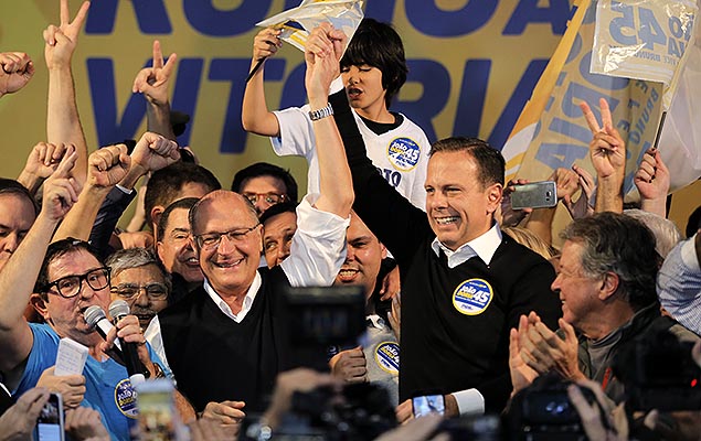 O empresrio Joo Doria (PSDB), prefeito eleito em So Paulo, comemora com Alckmin a vitria no 1 turno da eleio, neste domingo