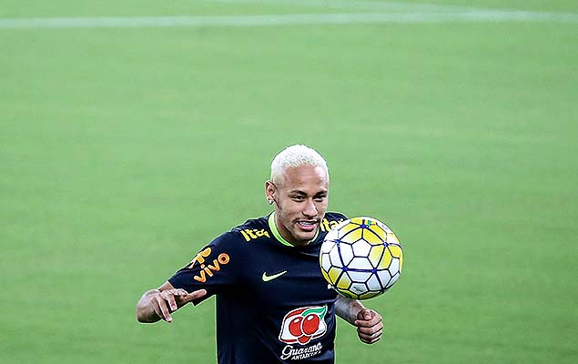 O atacante Neymar no treino da seleo brasileira na Arena das Dunas, em Natal (RN), nesta segunda-feira