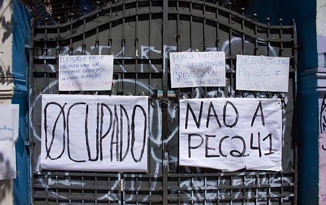 Alunos ocupam a Escola Estadual Caetano dos Campos e colocam cartazes com dizeres conta a PEC 241 do governo Michel Temer