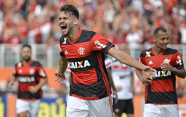 Felipe Vizeu do Flamengo comemora seu gol durante partida contra o Santa Cruz