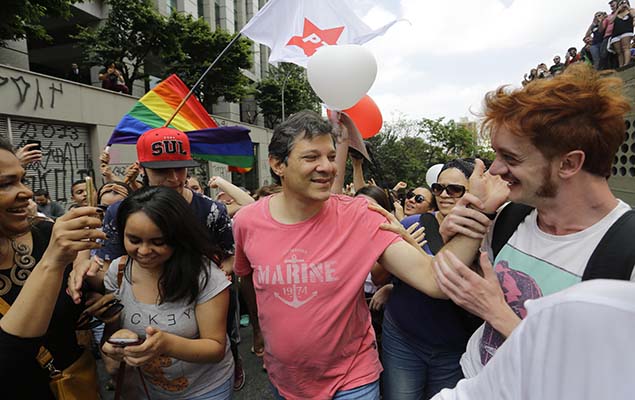 O prefeito Fernando Haddad cumprimenta eleitores e simpatizantes em evento na avenida Paulista