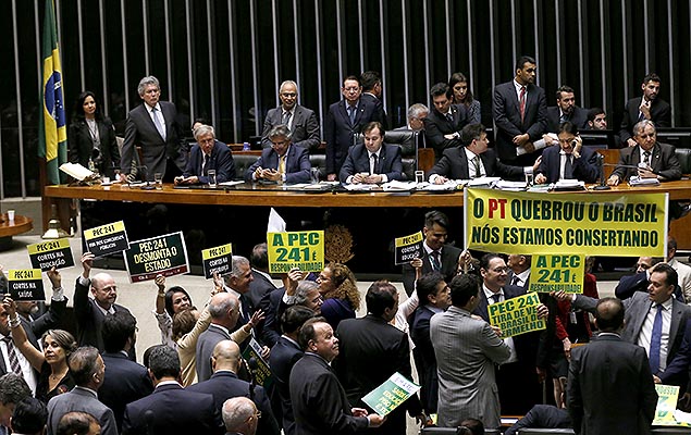 Deputados favorveis e contrrios a PEC 241, que limita gastos pblicos, levantam faixas e cartazes no plenrio da Cmara, em Braslia (DF)