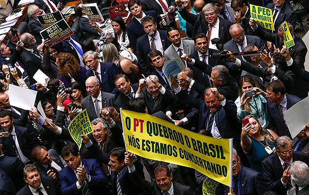Deputados da base do governo comemoram aprovao em 1 turno da PEC 241, que limita gastos pblicos, em Braslia, nesta segunda