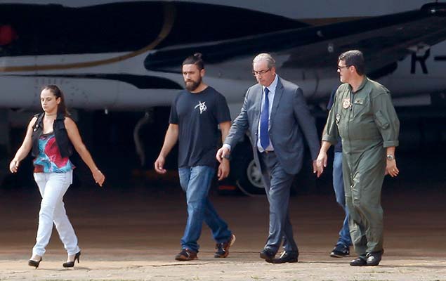 O ex-deputado Eduardo Cunha é conduzido até avião da Polícia Federal após ser preso em Brasília; político segue para Curitiba