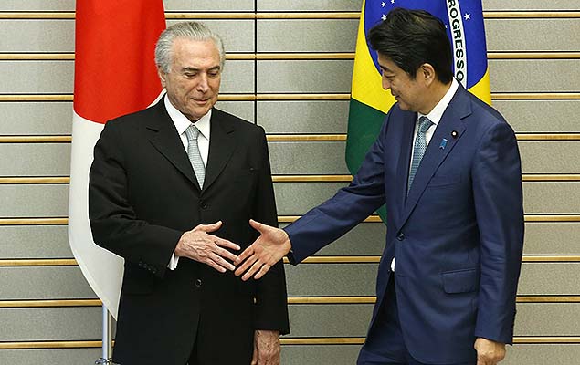 O presidente Michel Temer (e) cumprimenta o primeiro-ministro do Japo, Shinzo Abe, na cidade de Tquio, durante sua visita oficial ao pas