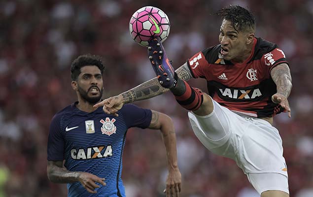 Vilson (esq.), do Corinthians, tenta interceptar Guerrero, do Flamengo, no empate por 2 a 2 entre as equipes, no Maracan, pelo Brasileiro