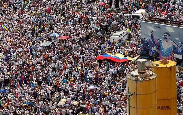 Manifestação pelas ruas de Caracas, na Venezuela, para exigir a realização de um referendo sobre a deposição de Nicolás Maduro 
