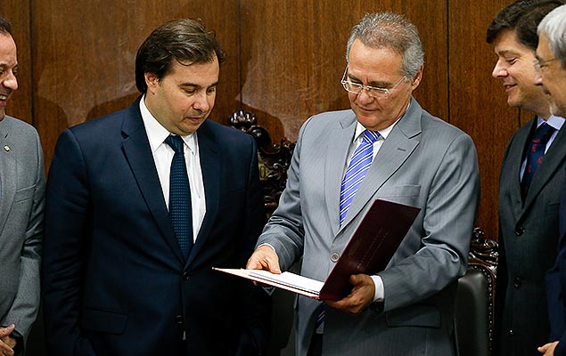 Presidente da Cmara, Rodrigo Maia, entrega a Renan Calheiro, do Senado, o texto da PEC 241, que limita os gastos do governo federal