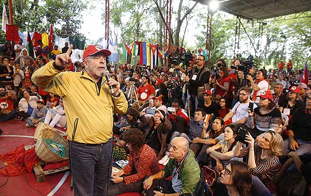 O ex-presidente Luiz In�cio Lula da Silva participa de ato na Escola Nacional Florestan Fernandes, do Movimento Sem Terra (MST), no bairro do Paratei em Guararema (SP).