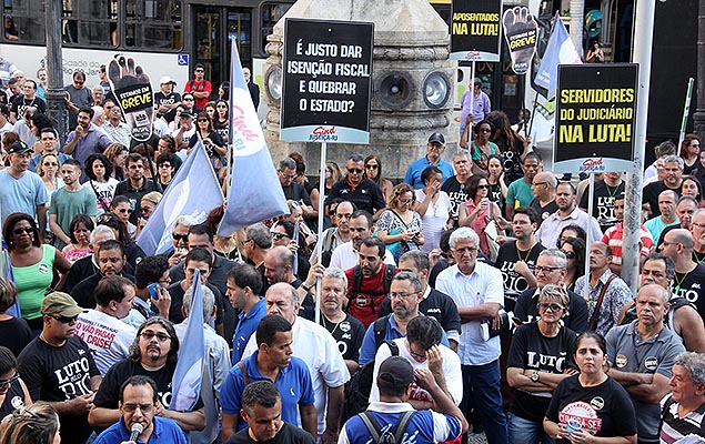Servidores pblicos protestam em frente  Alerj, no centro do Rio, contra o pacote de medidas do governo para combater crise