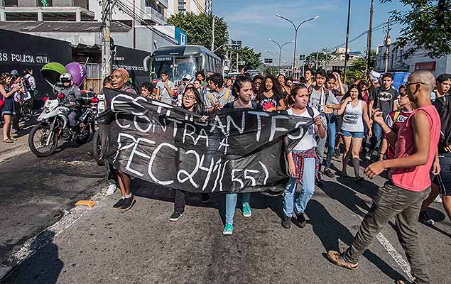 Estudantes protestam contra a PEC 241 no bairro do Butant, em So Paulo, na manh desta quarta-feira (9). O grupo seguiu para Pinheiros.