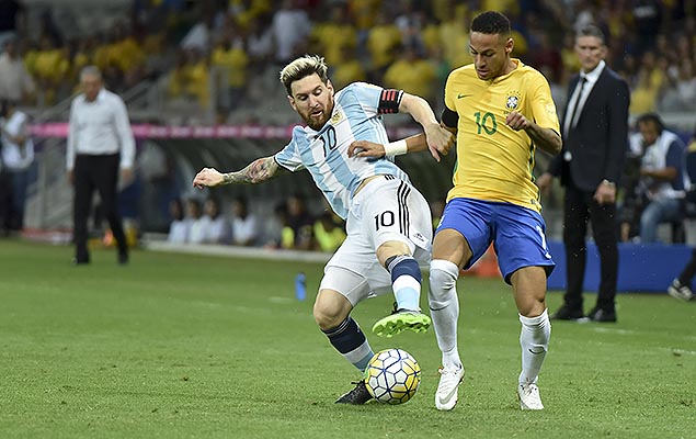 Neymar, da seleo brasileira, em lance com Messi, da Argentina, no Mineiro (MG), durante as eliminatrias da Copa de 2018