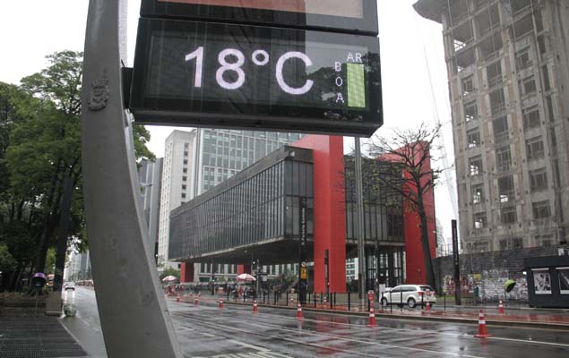 Chuva afasta paulistanos no primeiro dia em que av. Paulista ficar aberta por mais tempo aos domingos