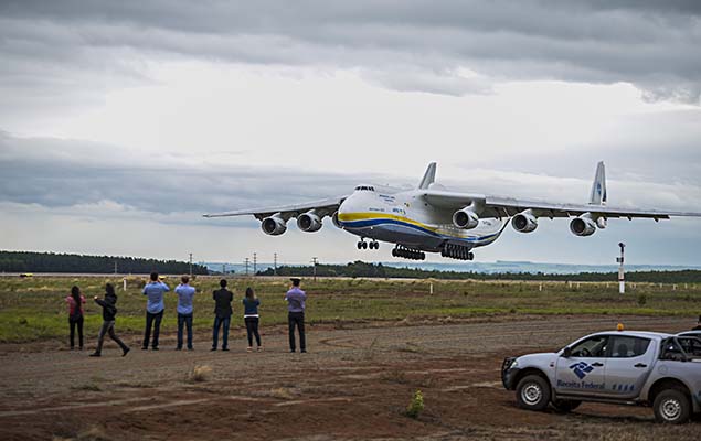 Antonov 225, maior avião do mundo, pousa pela primeira vez no aeroporto de Viracopos, em Campinas, no interior de SP, nesta segunda