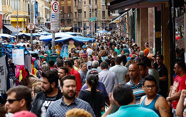 Consumidores lotam a regio da 25 de Maro, no centro de So Paulo, nesta tera-feira, feriado da Proclamao da Repblica