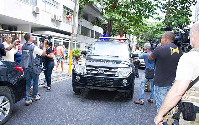 Carro leva o ex-governador do Rio de Janeiro, Srgio Cabral, preso na Operao Calicute