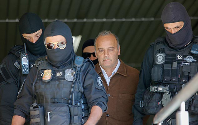 Wilson Carlos Cordeiro, ex-secretrio de governo do Rio, preso na Operao Calicute, deixa o IML de Curitiba aps exame de corpo de delito