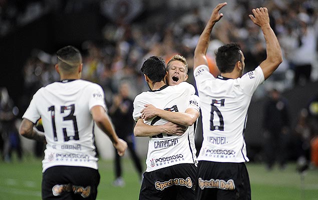 Jogadores do Corinthians comemoram gol de Marlone na vitria por 1 a 0 sobre o Inter, no Itaquero