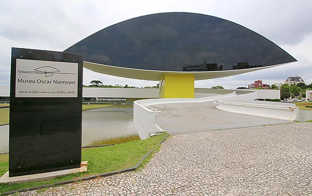 Fachada do MON (Museu Oscar Niemeyer) no Centro Cvico, em Curitiba (PR), que completa 14 anos nesta tera-feira 