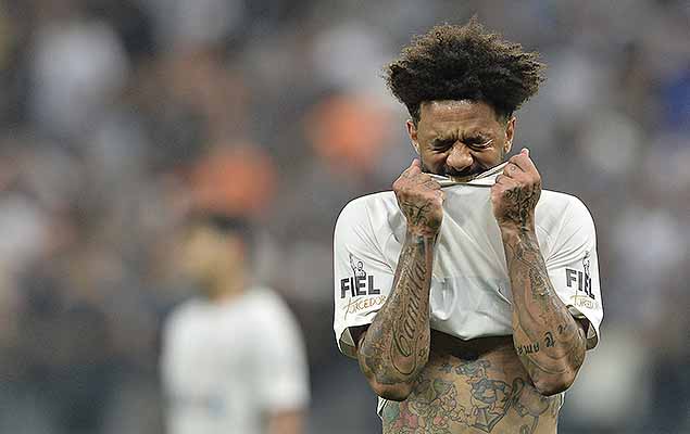 Cristian lamenta chance desperdiçada durante jogo do Corinthians