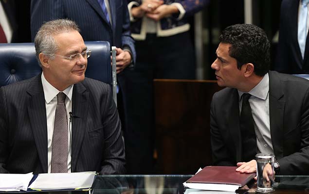 Juiz Sergio Moro, que conduz a Lava Jato, conversa com o presidente do Senado, Renan Calheiros, durante debate sobre abuso de autoridade