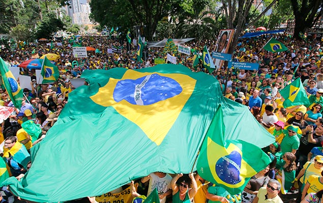 Manifestantes se renem em frente ao prdio da Justia Federal, em Curitiba (PR), em ato a favor da Lava Jato, na tarde deste domingo
