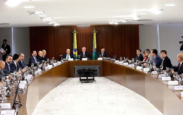 Temer e ministros durante reunião com líderes partidários da Câmara e do Senado 
