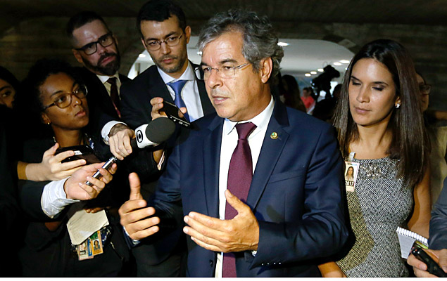 O vice-presidente do Senado, Jorge Viana (PT-AC), fala com jornalistas na terça (6) em Brasília