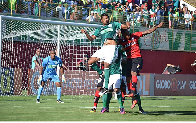Jogadores de Palmeiras e Vitória disputam a bola
