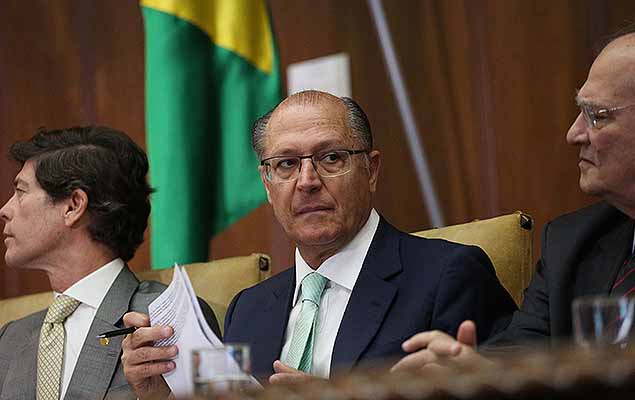 O governador Geraldo Alckmin reage  tentativa de manter Acio na presidncia do PSDB