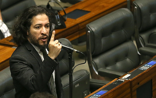O deputado Jean Wyllys (PSOL-RJ) durante discurso contra o relatrio do deputado Ricardo Izar (PP-SP), no plenrio da Cmara dos Deputados